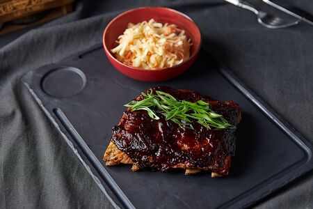 Свиные ребра BBQ с салатом коул слоу