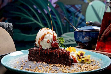 Маковый пирог с соленой карамелью и сыром страчателла