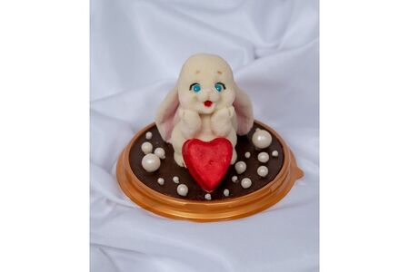 Фигурка шоколадная Зайка Боня с сердцем