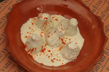 Мини-хинкали в соусе блю чиз