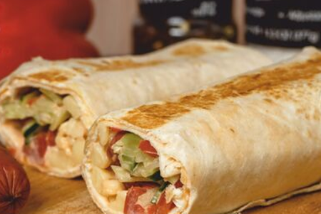 Ролл с охотничьими колбасками