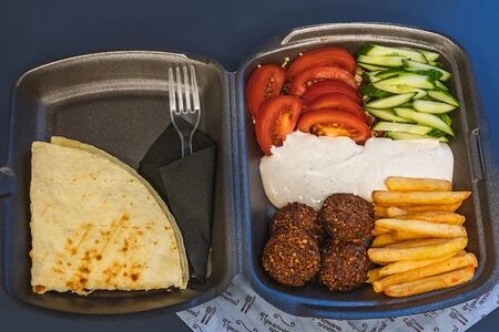 Фалафель на тарелке