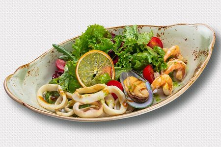 Салат с морепродуктами и имбирной заправкой