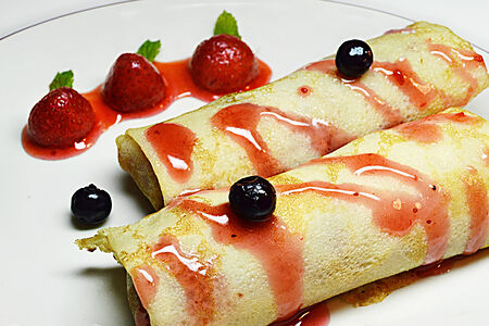 Блины с клубникой