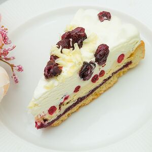 Бруснично-кремовый торт с белым шоколадом