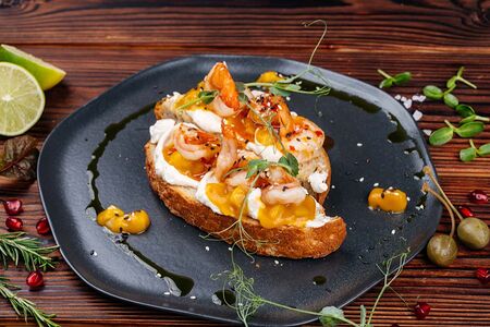 Брускетта с креветками