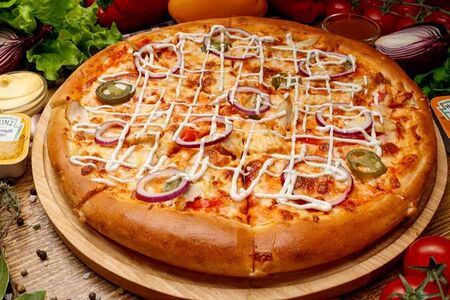 Острый цыпленок халапеньо на пышном тесте