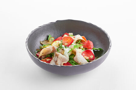 Салат с индейкой, клубникой и сыром страчателла