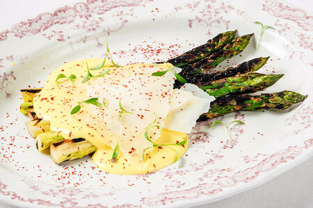 Спаржа с соусом из скаморцы