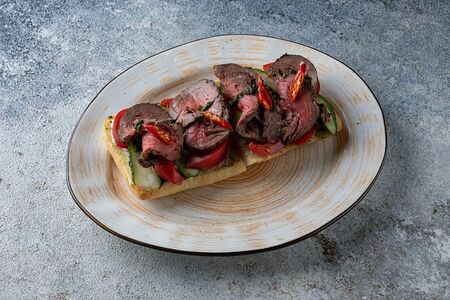 Брускетта с ростбифом, красным луком и бакинскими помидорами