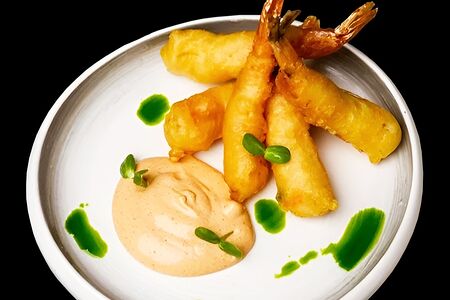 Креветки темпура с соусом кимчи