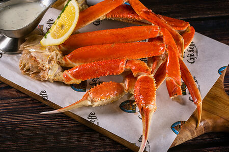 Клешни камчатского краба-стригуна