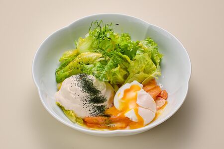Салат с копченой форелью, соусом из ряженки и яйцом пашот