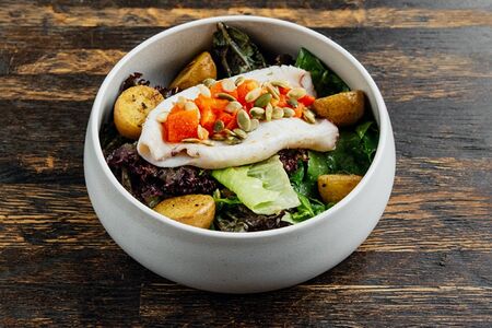 Салат с кальмаром, теплым картофелем и печеным перцем