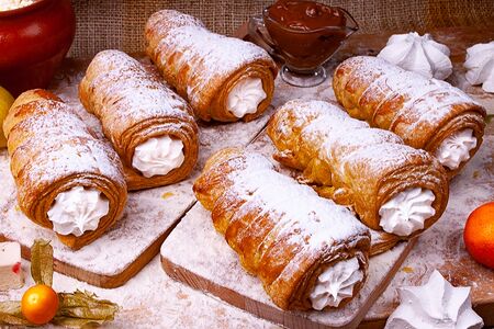 Трубочка с белковым кремом