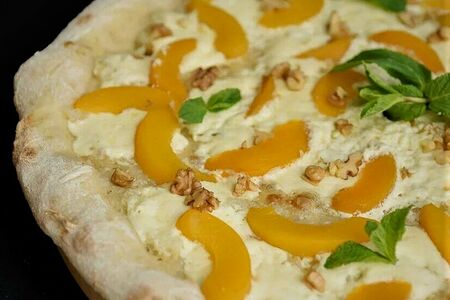 Пицца с персиком и грецким орехом 40 см