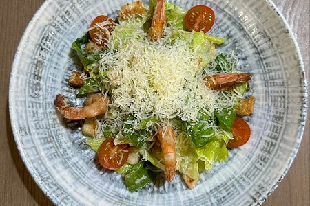 Цезарь с королевскими креветками