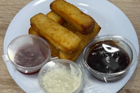 Сырные палочки с брусничным соусом