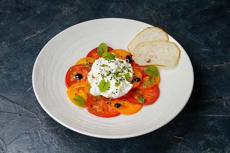 Карпаччо из томатов со страчателлой