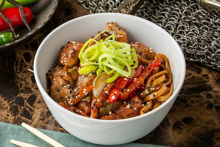 Вок с лососем и грибами