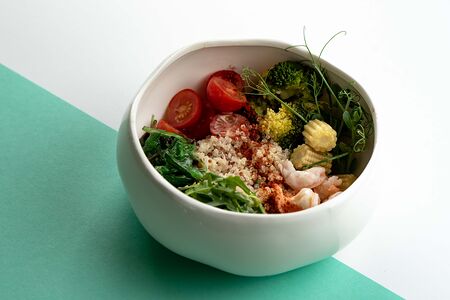 Боул с киноа, креветками и водорослями чука