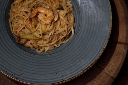 Лингвини с креветками и цукини