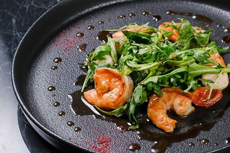 Салат с креветками, рукколой и мини-моцареллой