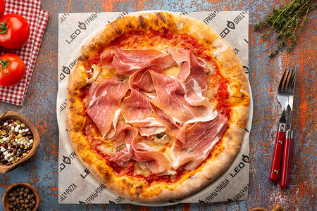 Пицца с прошутто и шампиньонами