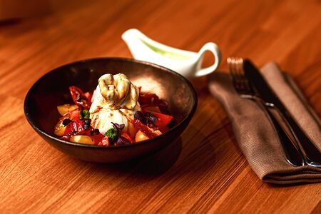 Буррата с томатами, соусом песто и домашним бальзамиком