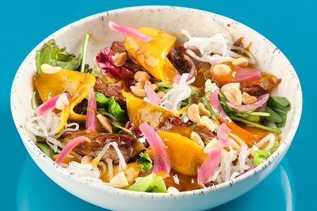 Говядина, манго, персиковый лук