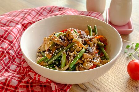 Салат с курицей и стручковой фасолью