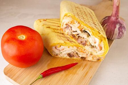 Шаурма в сырном лаваше с курицей большая