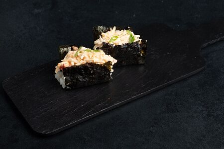 Острые суши с крабом