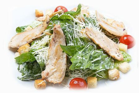 Салат Цезарь с курицей