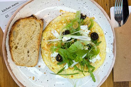 Омлет, глазунья или скрэмбл с мягким сыром, салатом и оливками