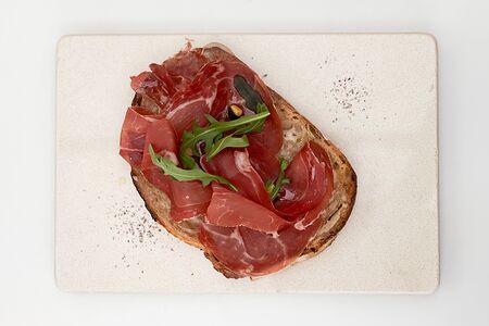 Брускетта с пармской ветчиной