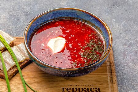 Борщ с говядиной и домашним салом на ржаном хлебе