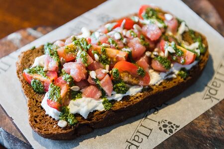 Брускетта с тунцом, страчателлой, томатами
