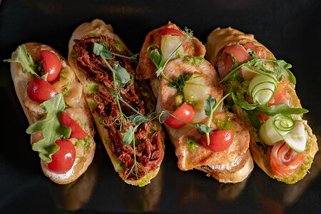 Брускетта с курицей гриль