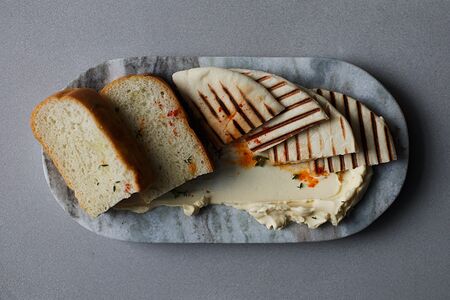 Свежий хлеб с копченым маслом