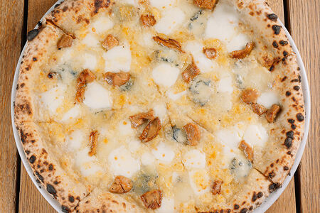 Пицца Четыре сыра с сезонными грибами и трюфельным маслом