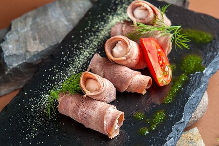 Рулетики из языка с творожным кремом