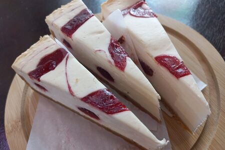 Торт чизкейк с клубникой