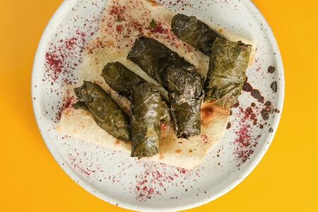 Долма с винoградными листьями 