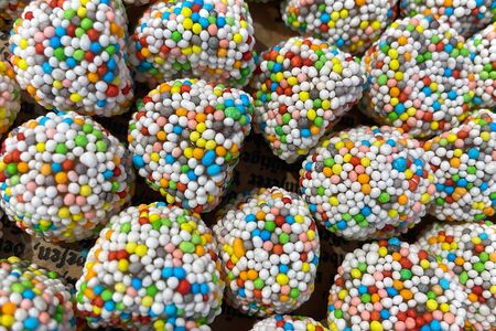 Ягоды в разноцветной обсыпке