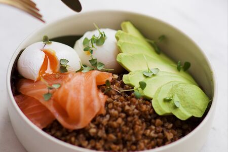 Гречка с форелью и яйцами пашот