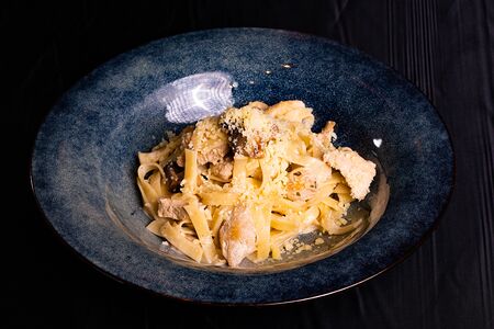 Паста с курицей и грибами