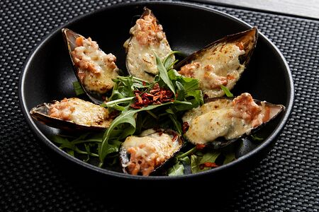 Мидии киви под соусом блю чиз