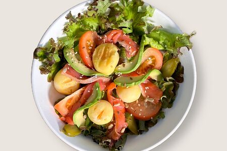 Салат с семгой и мятым картофелем в медовом соусе