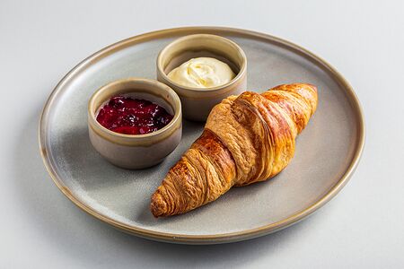 Круассан с маслом и джемом